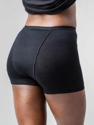 boxer-menstruel-flux-tres-abondants-gros-plan-fesse