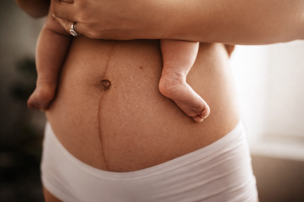 Femme post partum avec enfant