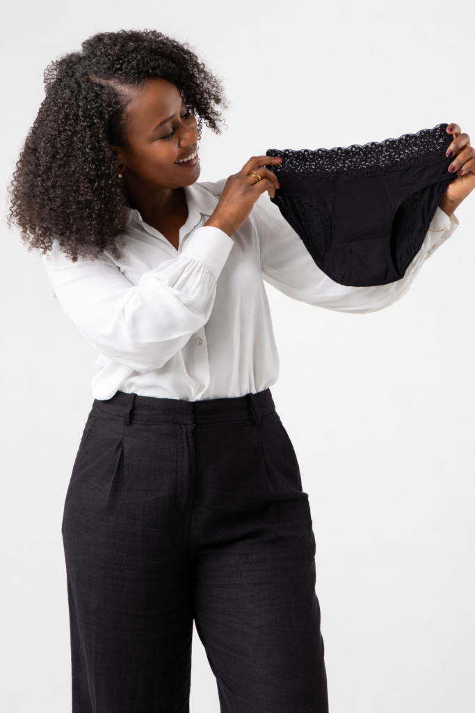 image page notre histoire, fondatrice qui tient une culotte